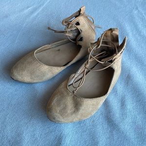 Good condition. Zips at heel. Tan suede